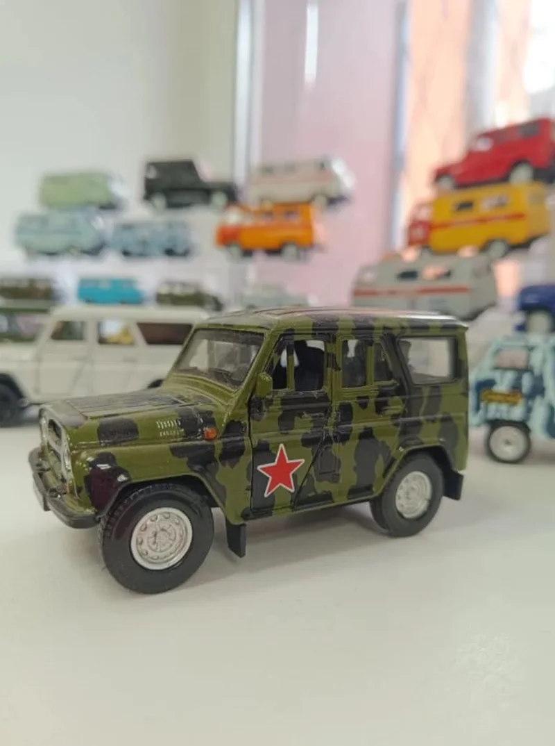 Коллекция масштабных моделей автомобилей УАЗ на витрине магазина